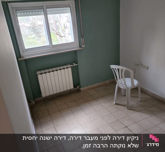 חדר ריק עם כיסא פלסטיק ורצפה נקייה